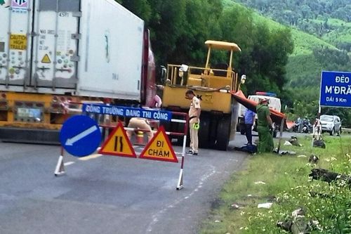 Xe lu cán chết một công nhân đang làm đường