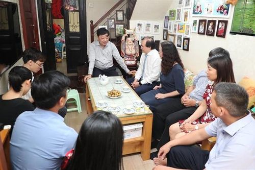 Bộ VHTTDL thăm thân nhân các gia đình liệt sĩ