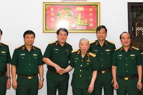 Đại tướng Lương Cường thăm, tặng quà các đồng chí nguyên Chủ nhiệm Tổng cục Chính trị