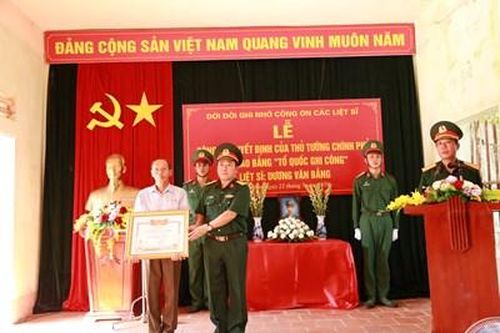 Trao Bằng Tổ quốc ghi công tặng thân nhân liệt sĩ Dương Văn Bằng