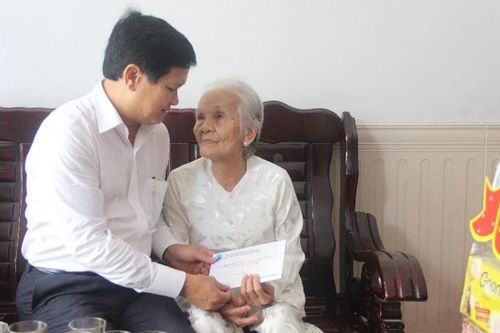Lãnh đạo HĐND TP Đà Nẵng thăm, tặng quà các Mẹ VNAH