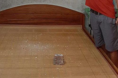 Giường ngủ có 'vật thể lạ'