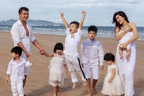 Soi cuộc sống của 'hoa hậu đông con nhất Vbiz' Oanh Yến