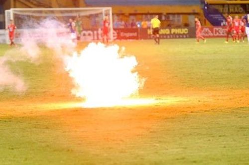 Hà Nội và chuyện ứng xử với pháo sáng tại Hàng Đẫy
