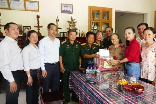 Báo Công lý thăm, tặng quà mẹ Việt Nam anh hùng nhân dịp 27/7