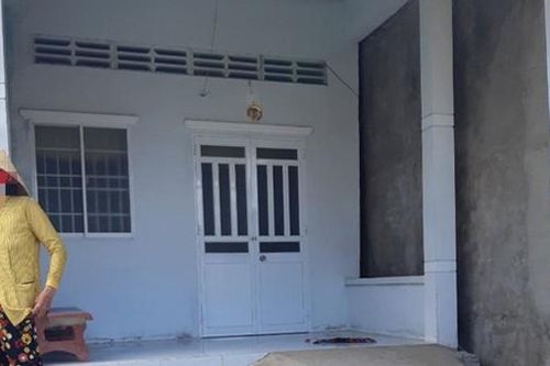Khởi tố chủ nợ đổ phân lên đầu người mượn tiền