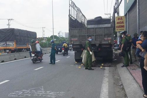Nam thanh niên cùng xe máy dính vào đuôi xe tải