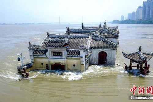Quan Âm Các - chùa 700 tuổi đứng vững giữa lũ Trường Giang