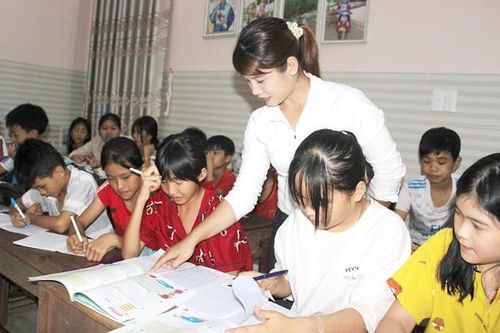 Thầy cô biến nhà riêng thành nơi dạy miễn phí cho trẻ em vùng sâu