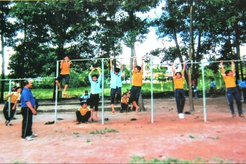 Cựu chiến binh bán đất lắp xà đơn cho học sinh