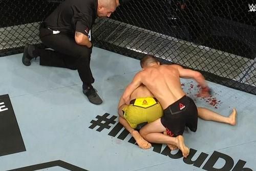 Võ sĩ Nga giành đai vô địch UFC sau màn 'giã gạo' vào mặt đối thủ