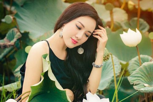 BTV Hoài Anh chụp áo yếm giữa đầm sen khoe vai trần gợi cảm