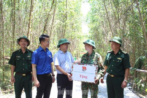 TƯ Đoàn thăm, tặng quà các chiến sĩ tình nguyện hè tại Đà Nẵng