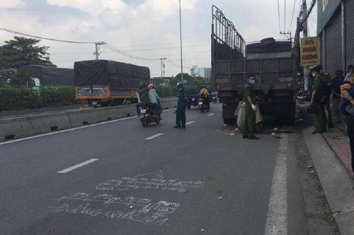 Thi thể nam thanh niên dính chặt vào đuôi xe tải sau tai nạn