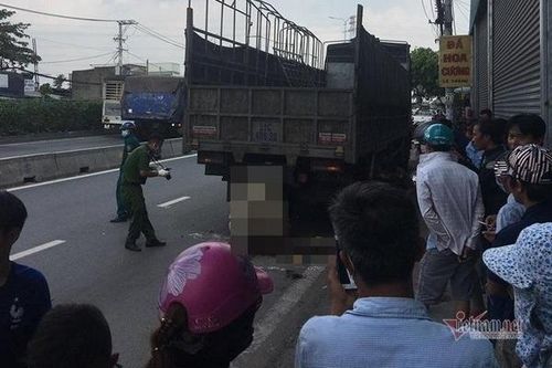 Sau cú đâm mạnh, thanh niên mắc kẹt trong gầm xe tải