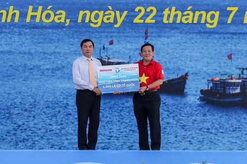 Trao tặng 2.000 lá cờ Tổ quốc cho ngư dân tỉnh Thanh Hóa