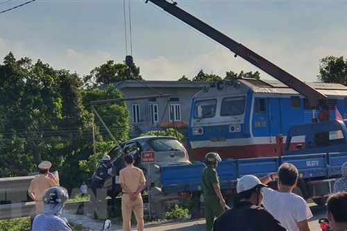 Hà Nam: Tàu hỏa va chạm với xe taxi, một người tử vong