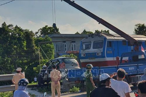 Tàu hỏa va chạm với xe taxi làm ba người thương vong