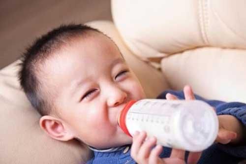 Sai lầm khi cho trẻ uống sữa bột khiến mất chất, bé còi cọc chậm lớn