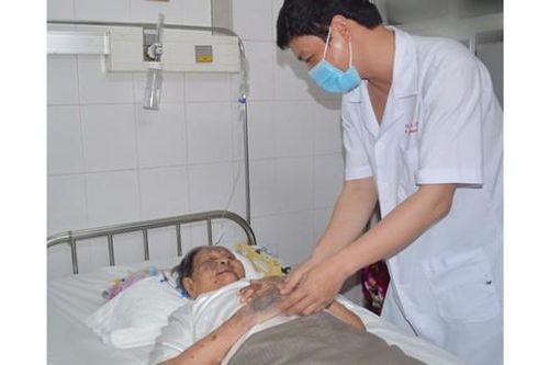 Phẫu thuật thành công cụ bà 94 tuổi bị bá bệnh