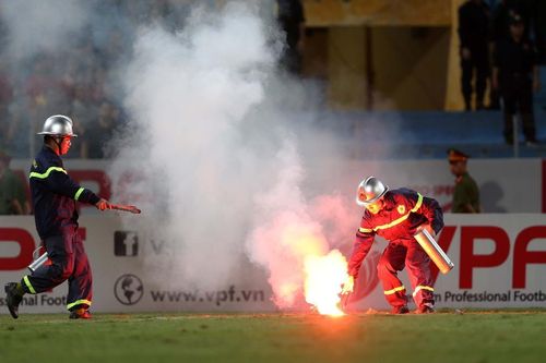 Pháo sáng khiến Hà Nội FC và Hải Phòng bị phạt