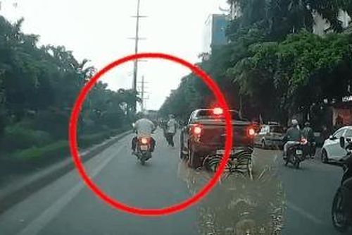 Clip: Ôm trẻ nhỏ chạy qua đường thiếu quan sát, người phụ nữ cùng đứa bé ngã úp mặt vào lùm cây trên dải phân cách