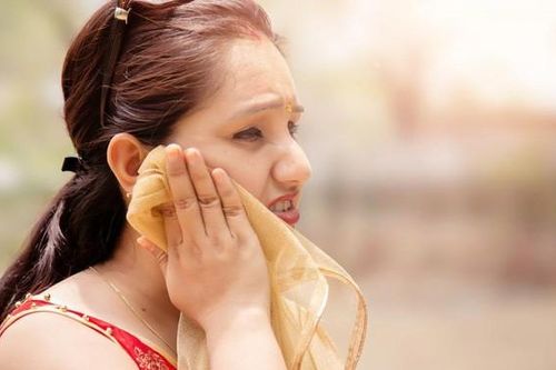 Đi nắng bị đau đầu cần phải làm gì? Có phòng tránh được không?