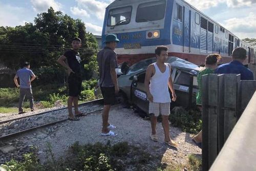 Hà Nam: Nữ tài xế taxi vượt đường sắt bị tàu hỏa tông, 3 người thương vong
