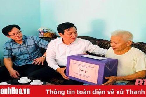 Trưởng ban Nội chính Tỉnh ủy Võ Duy Sang tặng quà các gia đình chính sách tại huyện Cẩm Thủy và Vĩnh Lộc