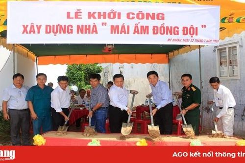 Bình Đức và Mỹ Khánh trao tặng 3 căn nhà 'Mái ấm Đồng đội'