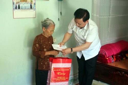 Chủ tịch UBND tỉnh Mùa A Sơn thăm, tặng quà các gia đình chính sách huyện Điện Biên