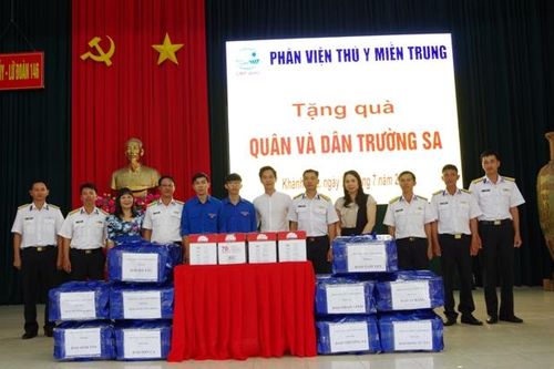 Phân viện Thú y Miền Trung tặng quà quân và dân huyện đảo Trường Sa