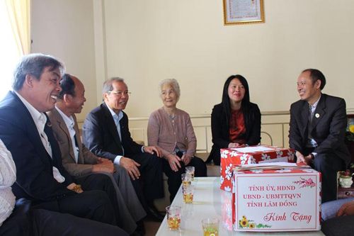 Bí thư Tỉnh ủy Lâm Đồng Nguyễn Xuân Tiến thăm, tặng quà các gia đình chính sách