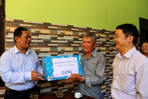 Thăm, tặng quà các gia đình chính sách và nông dân sản xuất giỏi tại huyện Đạ Huoai