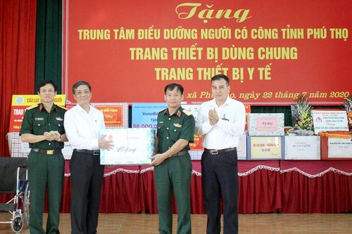 Đoàn công tác Bộ Quốc phòng tặng quà cho Trung tâm điều dưỡng Người có công tỉnh