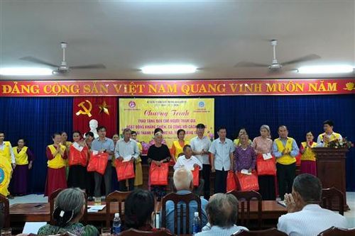 Câu lạc bộ Tình Người Quảng Trị tặng quà cho người có công