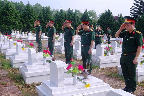 Bộ CHQS tỉnh dâng hương tại Nghĩa trang liệt sỹ tỉnh