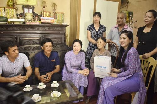 Tri ân các Anh hùng liệt sĩ, gia đình chính sách