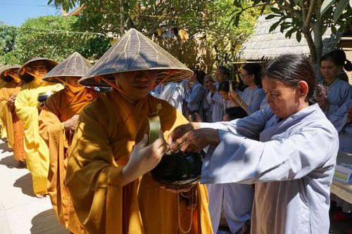 Đà Nẵng : Chư Tăng trì bình khất thực