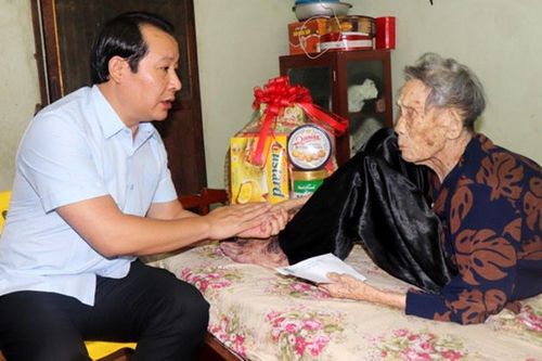 Vĩnh Phúc: Thăm, tặng quà Mẹ Việt Nam anh hùng, gia đình người có công với cách mạng