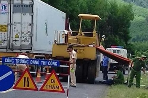 Một công nhân làm đường bị xe lu cán tử vong