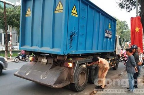 Bình Dương: Xe chở rác cán chết người mẹ, bỏ lại hai con nhỏ