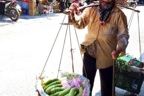 Chùm ảnh: Từ bao giờ những gánh hàng rong đã trở thành 'đặc sản' của Thủ đô?