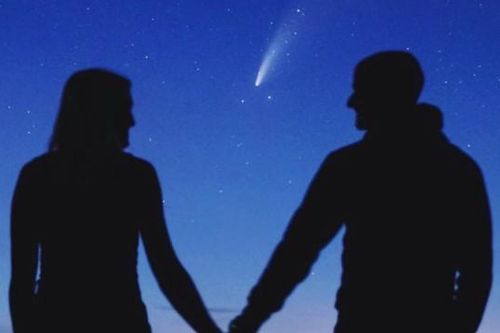 Màn cầu hôn 'có vũ trụ đồng hành' khiến cặp đôi thầy cô giáo bỗng nhiên nổi tiếng