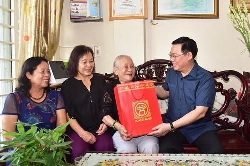 Bí thư Thành ủy Hà Nội thăm gia đình liệt sỹ Đặng Thùy Trâm và thương binh Đoàn Duy Thành