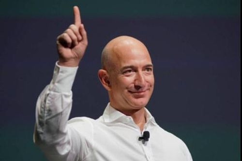 Tài sản của ông chủ Amazon cao hơn vốn hóa Nike, McDonald's