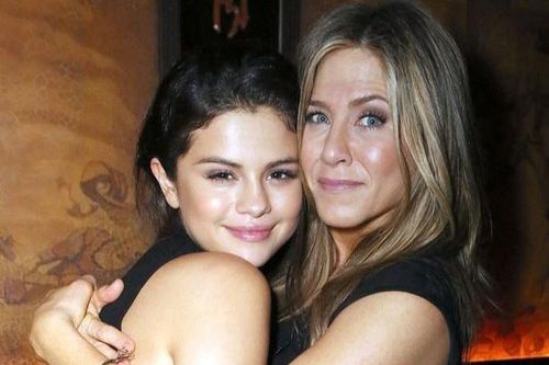 Selena Gomez và Jennifer Aniston thân thiết vì cùng có tình yêu đổ vỡ