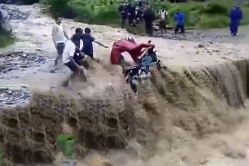 Lũ quét cuốn trôi người đi xe máy ở Nepal