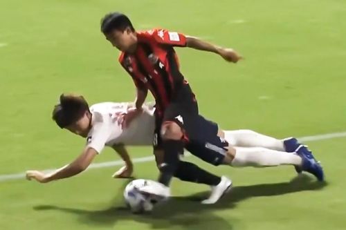 Chanathip nhảy múa khiến đối phương phải nhoài người cản phá