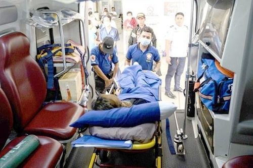 Cha nguy kịch phải gọi cấp cứu, cô gái Thái Lan bị tổng đài trêu chọc